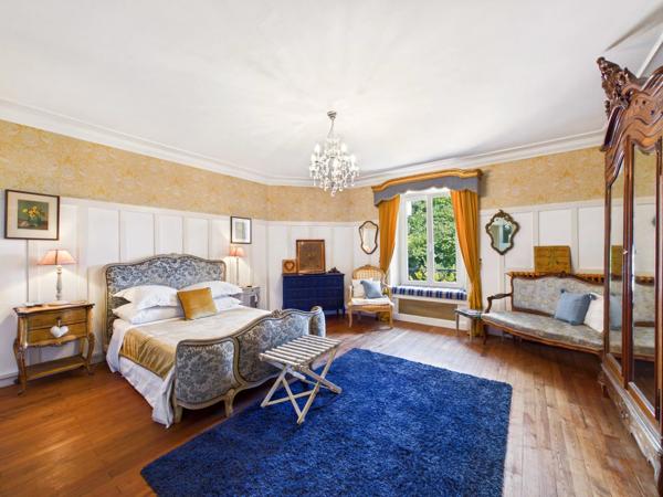 Une demeure de 6 chambres d'une élégance remarquable.
