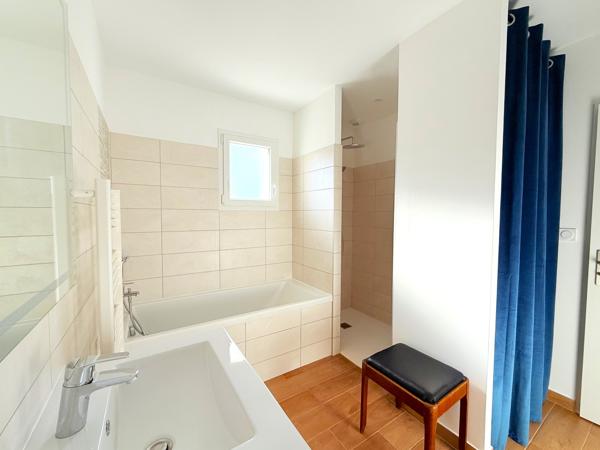 Maison neuve 4 chambres proches commodités.