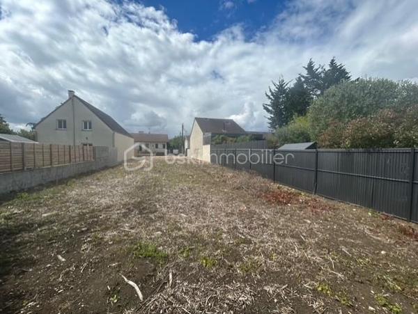Terrain à batir situé à  Dijon, à proximité  du Parc de la Colombière et  des allées du parc

La parcelle, libre constructeur, permet la réalisation de votre projet selon vos envies. Les réseaux sont situés en limite de propriété, facilitant les raccordements.

Vous bénéficierez d’un emplacement de qualité, proche des transports, commerces, établissements scolaires et axes principaux.

Le certificat d’urbanisme d'information est en cours de demande

Une belle opportunité pour concrétiser un projet de construction dans un secteur dynamique de Dijon.