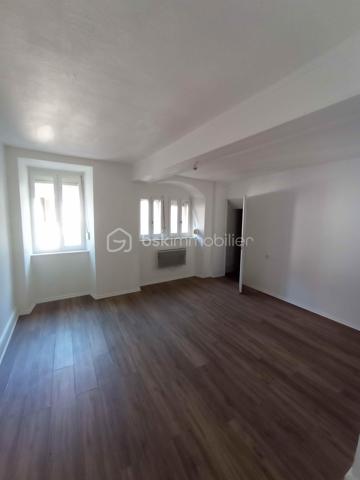 Pour investisseurs, petit immeuble de 4 appartements au centre ville de Vesoul (vendu un type2), reste un appartement T3 de 85m2 au rez de chaussée libre, 
un appartement T3 de 85m2 au 1 étage loué jusqu'au mois de juillet 
et un grand appartement T1 de 40m2 utiles, possible d'acheter que  deux lots ou 1 lot .
Pas de travaux à prévoir sur la copropriété, parking à proximité et commerces, honoraires inclus charges vendeur.
Renseignements et rendez vous du lundi au samedi de 8h à 20 h