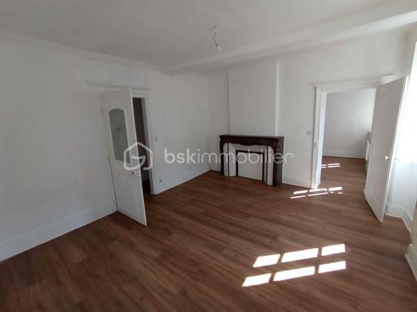 Pour investisseurs, petit immeuble de 4 appartements au centre ville de Vesoul (vendu un type2), reste un appartement T3 de 85m2 au rez de chaussée libre, 
un appartement T3 de 85m2 au 1 étage loué jusqu'au mois de juillet 
et un grand appartement T1 de 40m2 utiles, possible d'acheter que  deux lots ou 1 lot .
Pas de travaux à prévoir sur la copropriété, parking à proximité et commerces, honoraires inclus charges vendeur.
Renseignements et rendez vous du lundi au samedi de 8h à 20 h