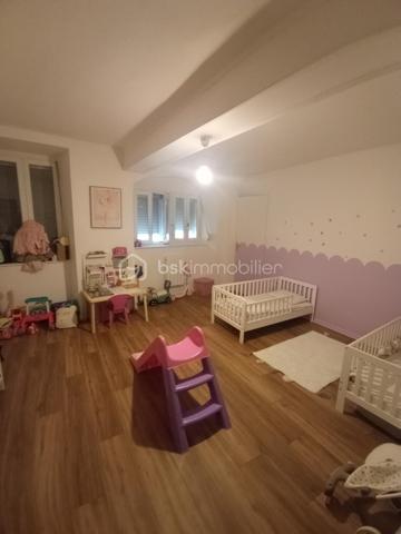 Pour investisseurs, petit immeuble de 4 appartements au centre ville de Vesoul (vendu un type2), reste un appartement T3 de 85m2 au rez de chaussée libre, 
un appartement T3 de 85m2 au 1 étage loué jusqu'au mois de juillet 
et un grand appartement T1 de 40m2 utiles, possible d'acheter que  deux lots ou 1 lot .
Pas de travaux à prévoir sur la copropriété, parking à proximité et commerces, honoraires inclus charges vendeur.
Renseignements et rendez vous du lundi au samedi de 8h à 20 h