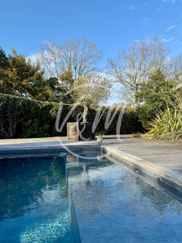 Villa à vendre à Taussat- Maison de caractère plain-pied de plus de 145m², rénovée, 4 chambres, piscine chauffée, garage, sur une parcelle de plus de 920m², à proximité des plages du bassin. LANTON TAUSSAT