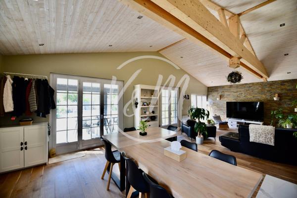 Villa à vendre à Taussat- Maison de caractère plain-pied de plus de 145m², rénovée, 4 chambres, piscine chauffée, garage, sur une parcelle de plus de 920m², à proximité des plages du bassin. LANTON TAUSSAT