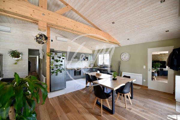 Villa à vendre à Taussat- Maison de caractère plain-pied de plus de 145m², rénovée, 4 chambres, piscine chauffée, garage, sur une parcelle de plus de 920m², à proximité des plages du bassin. LANTON TAUSSAT