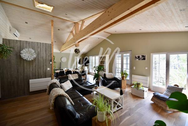 Villa à vendre à Taussat- Maison de caractère plain-pied de plus de 145m², rénovée, 4 chambres, piscine chauffée, garage, sur une parcelle de plus de 920m², à proximité des plages du bassin. LANTON TAUSSAT
