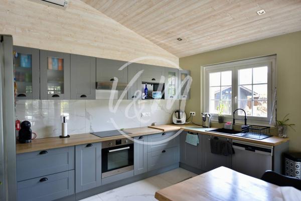 Villa à vendre à Taussat- Maison de caractère plain-pied de plus de 145m², rénovée, 4 chambres, piscine chauffée, garage, sur une parcelle de plus de 920m², à proximité des plages du bassin. LANTON TAUSSAT