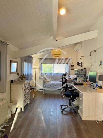 Villa à vendre à Taussat- Maison de caractère plain-pied de plus de 145m², rénovée, 4 chambres, piscine chauffée, garage, sur une parcelle de plus de 920m², à proximité des plages du bassin. LANTON TAUSSAT