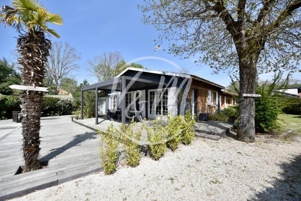 Villa à vendre à Taussat- Maison de caractère plain-pied de plus de 145m², rénovée, 4 chambres, piscine chauffée, garage, sur une parcelle de plus de 920m², à proximité des plages du bassin. LANTON TAUSSAT