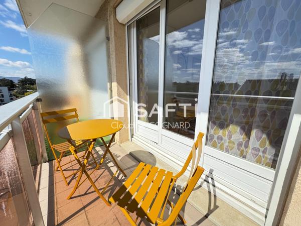 Studio entièrement rénové avec balcon et ascenceur