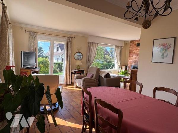 Secteur résidentiel d'Etaples.

Venez découvrir cette jolie maison sur sous-sol. Une vie de p...