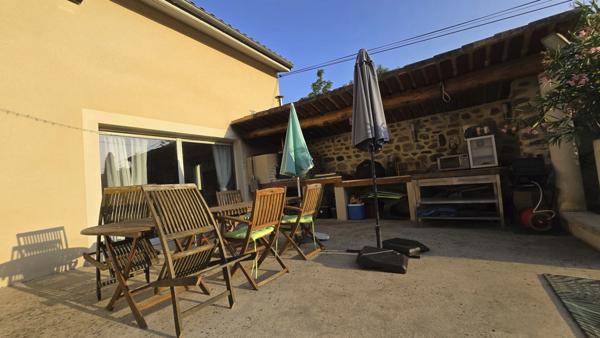 En Ardèche, dans la magnifique Vallée de l'Eyrieux et à 25 minutes de Valence et de l'autoroute A7, grande maison de 248 m² - belles prestations - Terrains plat - Bois - Source - Arrêt bus pr Valence