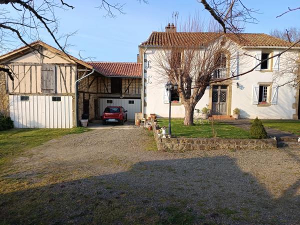 MAISON GASCOGNE ENTIEREMENT RENOVEE SUR 1 HECTARE .