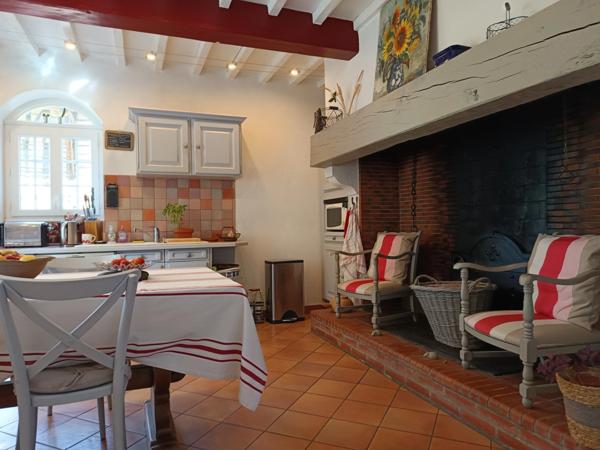 MAISON GASCOGNE ENTIEREMENT RENOVEE SUR 1 HECTARE .