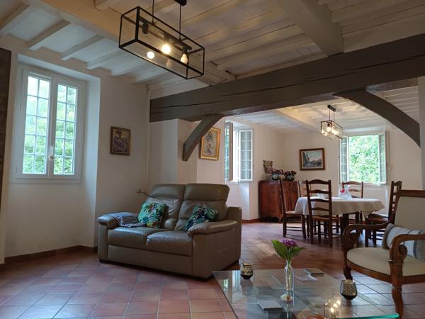 MAISON GASCOGNE ENTIEREMENT RENOVEE SUR 1 HECTARE .