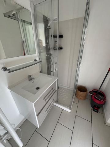 CORNICHE T2 dans immeuble récent , Brest