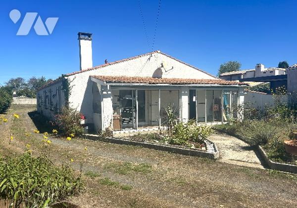 Au sein du lieu-dit "La Chevalerie" proche du viaduc, maison de plain-pied non mitoyenne avec jardin
