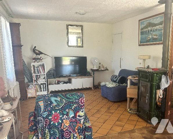 Au sein du lieu-dit "La Chevalerie" proche du viaduc, maison de plain-pied non mitoyenne avec jardin