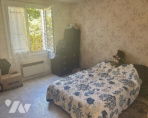 Au sein du lieu-dit "La Chevalerie" proche du viaduc, maison de plain-pied non mitoyenne avec jardin