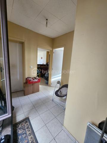 Appartement  d'environ 68 m² au cœur de Migennes
🔒 Situé au 1er étage, accès sécurisé avec hall d'entrée
🚪 Entrée-couloir menant à 3 chambres d'environ 8 m² chacune
🛁 Salle d’eau avec WC séparés
🍽️ Cuisine aménagée ouverte sur le salon
📦 Espace de stockage avec cave et grenier
🚆 À 5 minutes de la gare et de tous commerces
✨ Ne laissez pas passer cette opportunité : votre futur chez-vous vous attend !
