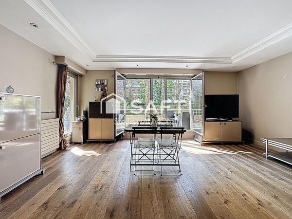Appartement spacieux avec terrasse, parking et cave au cœur de Bécon