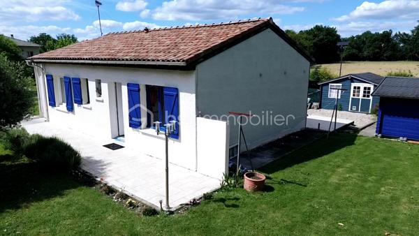 Située sur la commune de Caudecoste, à seulement 15 minutes d’Agen, venez découvrir cette agréable maison de plain-pied construite en 1985, implantée sur un terrain clos et arboré de 972 m².

Vidéo commentée et visite virtuelle disponibles sur demande.

D’une superficie habitable d’environ 86 m², elle offre une belle pièce de vie traversante nord-sud, particulièrement lumineuse, avec un accès direct aux deux grandes terrasses permettant de profiter du soleil ou de la fraîcheur selon les saisons.

La maison se compose actuellement de :
• 3 chambres
• 1 bureau pouvant facilement être transformé en 3ème chambre après un léger réagencement
• Une cuisine récente de 2020
• Une salle d’eau
• WC séparés

Quelques marches permettent d’accéder à une des chambres, le reste de la maison étant de plain-pied.

Les prestations :
✅ Toiture refaite en 2021
✅ DPE : D
✅ Menuiseries double vitrage PVC et bois
✅ Radiateurs électriques récents
✅ Combles isolés par soufflage
✅ Ballon d’eau chaude neuf
✅ Taxe foncière : 690 €

À l’extérieur, vous bénéficierez de :
• Deux grands abris de jardin exposés, très pratiques pour le rangement et le bricolage
• Deux agréables terrasses pour profiter des extérieurs toute l’année
• Un beau terrain arboré de 972 m²

Une maison saine, entretenue et lumineuse, idéale pour une résidence principale tout en restant proche d’Agen et des commodités.

À visiter sans tarder !