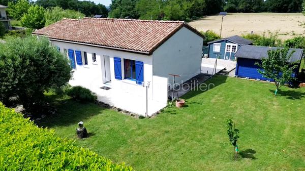 Située sur la commune de Caudecoste, à seulement 15 minutes d’Agen, venez découvrir cette agréable maison de plain-pied construite en 1985, implantée sur un terrain clos et arboré de 972 m².

Vidéo commentée et visite virtuelle disponibles sur demande.

D’une superficie habitable d’environ 86 m², elle offre une belle pièce de vie traversante nord-sud, particulièrement lumineuse, avec un accès direct aux deux grandes terrasses permettant de profiter du soleil ou de la fraîcheur selon les saisons.

La maison se compose actuellement de :
• 3 chambres
• 1 bureau pouvant facilement être transformé en 3ème chambre après un léger réagencement
• Une cuisine récente de 2020
• Une salle d’eau
• WC séparés

Quelques marches permettent d’accéder à une des chambres, le reste de la maison étant de plain-pied.

Les prestations :
✅ Toiture refaite en 2021
✅ DPE : D
✅ Menuiseries double vitrage PVC et bois
✅ Radiateurs électriques récents
✅ Combles isolés par soufflage
✅ Ballon d’eau chaude neuf
✅ Taxe foncière : 690 €

À l’extérieur, vous bénéficierez de :
• Deux grands abris de jardin exposés, très pratiques pour le rangement et le bricolage
• Deux agréables terrasses pour profiter des extérieurs toute l’année
• Un beau terrain arboré de 972 m²

Une maison saine, entretenue et lumineuse, idéale pour une résidence principale tout en restant proche d’Agen et des commodités.

À visiter sans tarder !