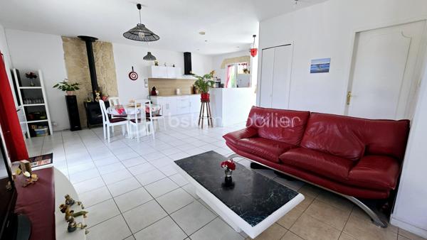 Située sur la commune de Caudecoste, à seulement 15 minutes d’Agen, venez découvrir cette agréable maison de plain-pied construite en 1985, implantée sur un terrain clos et arboré de 972 m².

Vidéo commentée et visite virtuelle disponibles sur demande.

D’une superficie habitable d’environ 86 m², elle offre une belle pièce de vie traversante nord-sud, particulièrement lumineuse, avec un accès direct aux deux grandes terrasses permettant de profiter du soleil ou de la fraîcheur selon les saisons.

La maison se compose actuellement de :
• 3 chambres
• 1 bureau pouvant facilement être transformé en 3ème chambre après un léger réagencement
• Une cuisine récente de 2020
• Une salle d’eau
• WC séparés

Quelques marches permettent d’accéder à une des chambres, le reste de la maison étant de plain-pied.

Les prestations :
✅ Toiture refaite en 2021
✅ DPE : D
✅ Menuiseries double vitrage PVC et bois
✅ Radiateurs électriques récents
✅ Combles isolés par soufflage
✅ Ballon d’eau chaude neuf
✅ Taxe foncière : 690 €

À l’extérieur, vous bénéficierez de :
• Deux grands abris de jardin exposés, très pratiques pour le rangement et le bricolage
• Deux agréables terrasses pour profiter des extérieurs toute l’année
• Un beau terrain arboré de 972 m²

Une maison saine, entretenue et lumineuse, idéale pour une résidence principale tout en restant proche d’Agen et des commodités.

À visiter sans tarder !
