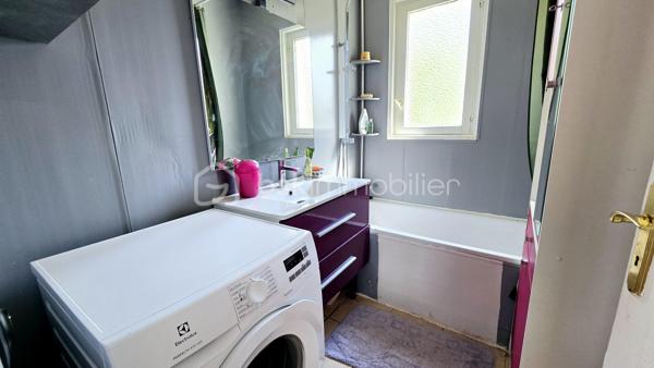 Située sur la commune de Caudecoste, à seulement 15 minutes d’Agen, venez découvrir cette agréable maison de plain-pied construite en 1985, implantée sur un terrain clos et arboré de 972 m².

Vidéo commentée et visite virtuelle disponibles sur demande.

D’une superficie habitable d’environ 86 m², elle offre une belle pièce de vie traversante nord-sud, particulièrement lumineuse, avec un accès direct aux deux grandes terrasses permettant de profiter du soleil ou de la fraîcheur selon les saisons.

La maison se compose actuellement de :
• 3 chambres
• 1 bureau pouvant facilement être transformé en 3ème chambre après un léger réagencement
• Une cuisine récente de 2020
• Une salle d’eau
• WC séparés

Quelques marches permettent d’accéder à une des chambres, le reste de la maison étant de plain-pied.

Les prestations :
✅ Toiture refaite en 2021
✅ DPE : D
✅ Menuiseries double vitrage PVC et bois
✅ Radiateurs électriques récents
✅ Combles isolés par soufflage
✅ Ballon d’eau chaude neuf
✅ Taxe foncière : 690 €

À l’extérieur, vous bénéficierez de :
• Deux grands abris de jardin exposés, très pratiques pour le rangement et le bricolage
• Deux agréables terrasses pour profiter des extérieurs toute l’année
• Un beau terrain arboré de 972 m²

Une maison saine, entretenue et lumineuse, idéale pour une résidence principale tout en restant proche d’Agen et des commodités.

À visiter sans tarder !