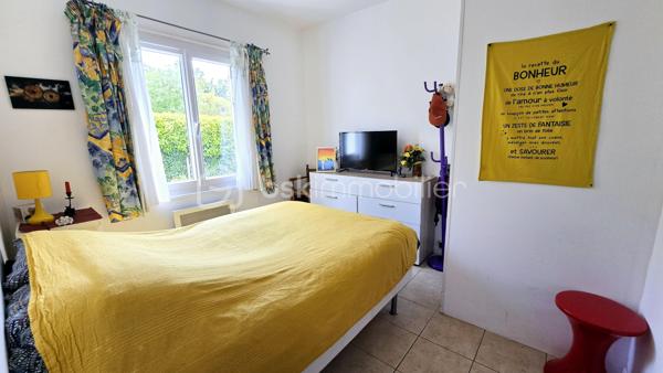 Située sur la commune de Caudecoste, à seulement 15 minutes d’Agen, venez découvrir cette agréable maison de plain-pied construite en 1985, implantée sur un terrain clos et arboré de 972 m².

Vidéo commentée et visite virtuelle disponibles sur demande.

D’une superficie habitable d’environ 86 m², elle offre une belle pièce de vie traversante nord-sud, particulièrement lumineuse, avec un accès direct aux deux grandes terrasses permettant de profiter du soleil ou de la fraîcheur selon les saisons.

La maison se compose actuellement de :
• 3 chambres
• 1 bureau pouvant facilement être transformé en 3ème chambre après un léger réagencement
• Une cuisine récente de 2020
• Une salle d’eau
• WC séparés

Quelques marches permettent d’accéder à une des chambres, le reste de la maison étant de plain-pied.

Les prestations :
✅ Toiture refaite en 2021
✅ DPE : D
✅ Menuiseries double vitrage PVC et bois
✅ Radiateurs électriques récents
✅ Combles isolés par soufflage
✅ Ballon d’eau chaude neuf
✅ Taxe foncière : 690 €

À l’extérieur, vous bénéficierez de :
• Deux grands abris de jardin exposés, très pratiques pour le rangement et le bricolage
• Deux agréables terrasses pour profiter des extérieurs toute l’année
• Un beau terrain arboré de 972 m²

Une maison saine, entretenue et lumineuse, idéale pour une résidence principale tout en restant proche d’Agen et des commodités.

À visiter sans tarder !