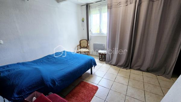 Située sur la commune de Caudecoste, à seulement 15 minutes d’Agen, venez découvrir cette agréable maison de plain-pied construite en 1985, implantée sur un terrain clos et arboré de 972 m².

Vidéo commentée et visite virtuelle disponibles sur demande.

D’une superficie habitable d’environ 86 m², elle offre une belle pièce de vie traversante nord-sud, particulièrement lumineuse, avec un accès direct aux deux grandes terrasses permettant de profiter du soleil ou de la fraîcheur selon les saisons.

La maison se compose actuellement de :
• 3 chambres
• 1 bureau pouvant facilement être transformé en 3ème chambre après un léger réagencement
• Une cuisine récente de 2020
• Une salle d’eau
• WC séparés

Quelques marches permettent d’accéder à une des chambres, le reste de la maison étant de plain-pied.

Les prestations :
✅ Toiture refaite en 2021
✅ DPE : D
✅ Menuiseries double vitrage PVC et bois
✅ Radiateurs électriques récents
✅ Combles isolés par soufflage
✅ Ballon d’eau chaude neuf
✅ Taxe foncière : 690 €

À l’extérieur, vous bénéficierez de :
• Deux grands abris de jardin exposés, très pratiques pour le rangement et le bricolage
• Deux agréables terrasses pour profiter des extérieurs toute l’année
• Un beau terrain arboré de 972 m²

Une maison saine, entretenue et lumineuse, idéale pour une résidence principale tout en restant proche d’Agen et des commodités.

À visiter sans tarder !