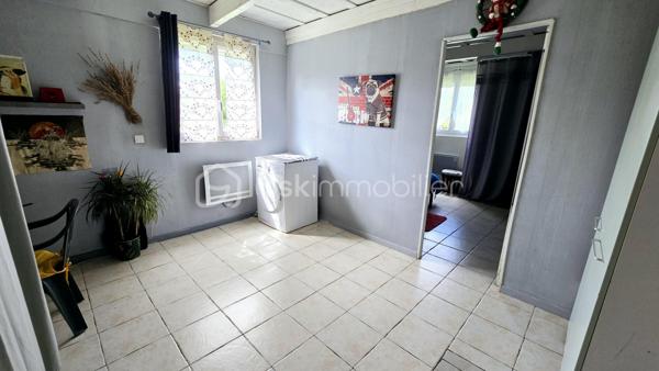 Située sur la commune de Caudecoste, à seulement 15 minutes d’Agen, venez découvrir cette agréable maison de plain-pied construite en 1985, implantée sur un terrain clos et arboré de 972 m².

Vidéo commentée et visite virtuelle disponibles sur demande.

D’une superficie habitable d’environ 86 m², elle offre une belle pièce de vie traversante nord-sud, particulièrement lumineuse, avec un accès direct aux deux grandes terrasses permettant de profiter du soleil ou de la fraîcheur selon les saisons.

La maison se compose actuellement de :
• 3 chambres
• 1 bureau pouvant facilement être transformé en 3ème chambre après un léger réagencement
• Une cuisine récente de 2020
• Une salle d’eau
• WC séparés

Quelques marches permettent d’accéder à une des chambres, le reste de la maison étant de plain-pied.

Les prestations :
✅ Toiture refaite en 2021
✅ DPE : D
✅ Menuiseries double vitrage PVC et bois
✅ Radiateurs électriques récents
✅ Combles isolés par soufflage
✅ Ballon d’eau chaude neuf
✅ Taxe foncière : 690 €

À l’extérieur, vous bénéficierez de :
• Deux grands abris de jardin exposés, très pratiques pour le rangement et le bricolage
• Deux agréables terrasses pour profiter des extérieurs toute l’année
• Un beau terrain arboré de 972 m²

Une maison saine, entretenue et lumineuse, idéale pour une résidence principale tout en restant proche d’Agen et des commodités.

À visiter sans tarder !