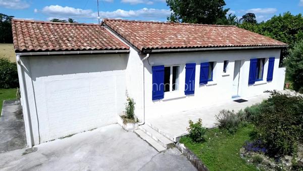 Située sur la commune de Caudecoste, à seulement 15 minutes d’Agen, venez découvrir cette agréable maison de plain-pied construite en 1985, implantée sur un terrain clos et arboré de 972 m².

Vidéo commentée et visite virtuelle disponibles sur demande.

D’une superficie habitable d’environ 86 m², elle offre une belle pièce de vie traversante nord-sud, particulièrement lumineuse, avec un accès direct aux deux grandes terrasses permettant de profiter du soleil ou de la fraîcheur selon les saisons.

La maison se compose actuellement de :
• 3 chambres
• 1 bureau pouvant facilement être transformé en 3ème chambre après un léger réagencement
• Une cuisine récente de 2020
• Une salle d’eau
• WC séparés

Quelques marches permettent d’accéder à une des chambres, le reste de la maison étant de plain-pied.

Les prestations :
✅ Toiture refaite en 2021
✅ DPE : D
✅ Menuiseries double vitrage PVC et bois
✅ Radiateurs électriques récents
✅ Combles isolés par soufflage
✅ Ballon d’eau chaude neuf
✅ Taxe foncière : 690 €

À l’extérieur, vous bénéficierez de :
• Deux grands abris de jardin exposés, très pratiques pour le rangement et le bricolage
• Deux agréables terrasses pour profiter des extérieurs toute l’année
• Un beau terrain arboré de 972 m²

Une maison saine, entretenue et lumineuse, idéale pour une résidence principale tout en restant proche d’Agen et des commodités.

À visiter sans tarder !
