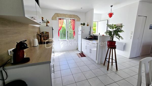 Située sur la commune de Caudecoste, à seulement 15 minutes d’Agen, venez découvrir cette agréable maison de plain-pied construite en 1985, implantée sur un terrain clos et arboré de 972 m².

Vidéo commentée et visite virtuelle disponibles sur demande.

D’une superficie habitable d’environ 86 m², elle offre une belle pièce de vie traversante nord-sud, particulièrement lumineuse, avec un accès direct aux deux grandes terrasses permettant de profiter du soleil ou de la fraîcheur selon les saisons.

La maison se compose actuellement de :
• 3 chambres
• 1 bureau pouvant facilement être transformé en 3ème chambre après un léger réagencement
• Une cuisine récente de 2020
• Une salle d’eau
• WC séparés

Quelques marches permettent d’accéder à une des chambres, le reste de la maison étant de plain-pied.

Les prestations :
✅ Toiture refaite en 2021
✅ DPE : D
✅ Menuiseries double vitrage PVC et bois
✅ Radiateurs électriques récents
✅ Combles isolés par soufflage
✅ Ballon d’eau chaude neuf
✅ Taxe foncière : 690 €

À l’extérieur, vous bénéficierez de :
• Deux grands abris de jardin exposés, très pratiques pour le rangement et le bricolage
• Deux agréables terrasses pour profiter des extérieurs toute l’année
• Un beau terrain arboré de 972 m²

Une maison saine, entretenue et lumineuse, idéale pour une résidence principale tout en restant proche d’Agen et des commodités.

À visiter sans tarder !