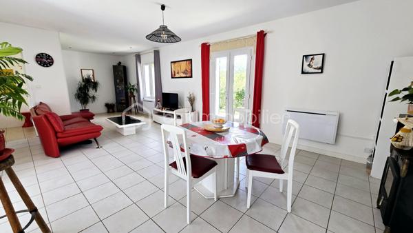 Située sur la commune de Caudecoste, à seulement 15 minutes d’Agen, venez découvrir cette agréable maison de plain-pied construite en 1985, implantée sur un terrain clos et arboré de 972 m².

Vidéo commentée et visite virtuelle disponibles sur demande.

D’une superficie habitable d’environ 86 m², elle offre une belle pièce de vie traversante nord-sud, particulièrement lumineuse, avec un accès direct aux deux grandes terrasses permettant de profiter du soleil ou de la fraîcheur selon les saisons.

La maison se compose actuellement de :
• 3 chambres
• 1 bureau pouvant facilement être transformé en 3ème chambre après un léger réagencement
• Une cuisine récente de 2020
• Une salle d’eau
• WC séparés

Quelques marches permettent d’accéder à une des chambres, le reste de la maison étant de plain-pied.

Les prestations :
✅ Toiture refaite en 2021
✅ DPE : D
✅ Menuiseries double vitrage PVC et bois
✅ Radiateurs électriques récents
✅ Combles isolés par soufflage
✅ Ballon d’eau chaude neuf
✅ Taxe foncière : 690 €

À l’extérieur, vous bénéficierez de :
• Deux grands abris de jardin exposés, très pratiques pour le rangement et le bricolage
• Deux agréables terrasses pour profiter des extérieurs toute l’année
• Un beau terrain arboré de 972 m²

Une maison saine, entretenue et lumineuse, idéale pour une résidence principale tout en restant proche d’Agen et des commodités.

À visiter sans tarder !