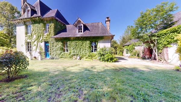 Située entre Limoges et Brive-la-Gaillarde, à proximité de la A20 (5 minutes ) et à seulement 20 minutes de Brive-la-Gaillarde , cette superbe maison de maître au charme rare, dans l’esprit d’un petit manoir, bénéficie d’un emplacement privilégié au cœur de la Corrèze.

Nichée dans un magnifique parc arboré de 4671 m², la propriété offre un cadre de vie paisible et élégant.

La maison principale comprend une belle cuisine contemporaine avec accès terrasse, un salon chaleureux, 6 chambres, une salle de bain, ainsi qu’un grenier entièrement aménagé en bureau. Une cave entièrement rénovée, une buanderie et un garage rt son gîte complètent l’ensemble.

Une dépendance habitable de type gîte apporte un véritable potentiel supplémentaire pour accueillir famille, amis ou développer une activité touristique.

Les volumes, les parquets anciens, les boiseries, les matériaux de qualité et la décoration raffinée confèrent à cette demeure une atmosphère unique mêlant authenticité et confort contemporain.

Le parc, intime et verdoyant, invite à la détente dans un environnement privilégié.

Un bien de caractère rare sur le secteur, idéal en résidence principale, maison familiale ou projet d’accueil haut de gamme.

Possibilité de visite virtuelle en 3D sur demande au 06 20 13 11 01