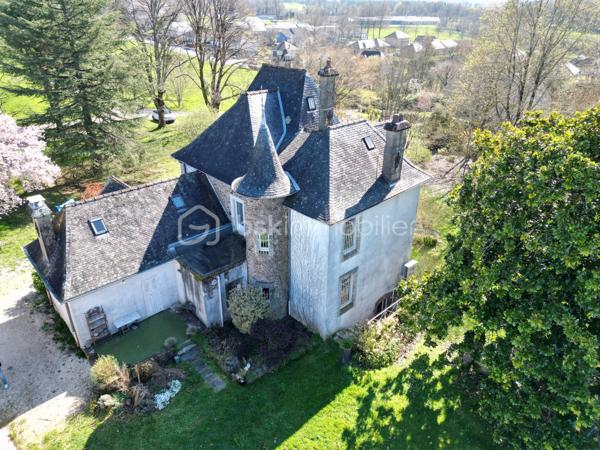 Située entre Limoges et Brive-la-Gaillarde, à proximité de la A20 (5 minutes ) et à seulement 20 minutes de Brive-la-Gaillarde , cette superbe maison de maître au charme rare, dans l’esprit d’un petit manoir, bénéficie d’un emplacement privilégié au cœur de la Corrèze.

Nichée dans un magnifique parc arboré de 4671 m², la propriété offre un cadre de vie paisible et élégant.

La maison principale comprend une belle cuisine contemporaine avec accès terrasse, un salon chaleureux, 6 chambres, une salle de bain, ainsi qu’un grenier entièrement aménagé en bureau. Une cave entièrement rénovée, une buanderie et un garage rt son gîte complètent l’ensemble.

Une dépendance habitable de type gîte apporte un véritable potentiel supplémentaire pour accueillir famille, amis ou développer une activité touristique.

Les volumes, les parquets anciens, les boiseries, les matériaux de qualité et la décoration raffinée confèrent à cette demeure une atmosphère unique mêlant authenticité et confort contemporain.

Le parc, intime et verdoyant, invite à la détente dans un environnement privilégié.

Un bien de caractère rare sur le secteur, idéal en résidence principale, maison familiale ou projet d’accueil haut de gamme.

Possibilité de visite virtuelle en 3D sur demande au 06 20 13 11 01