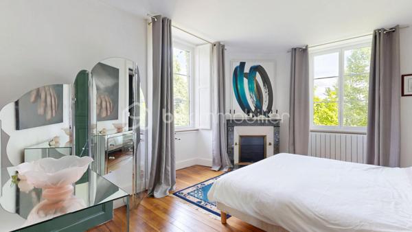 Située entre Limoges et Brive-la-Gaillarde, à proximité de la A20 (5 minutes ) et à seulement 20 minutes de Brive-la-Gaillarde , cette superbe maison de maître au charme rare, dans l’esprit d’un petit manoir, bénéficie d’un emplacement privilégié au cœur de la Corrèze.

Nichée dans un magnifique parc arboré de 4671 m², la propriété offre un cadre de vie paisible et élégant.

La maison principale comprend une belle cuisine contemporaine avec accès terrasse, un salon chaleureux, 6 chambres, une salle de bain, ainsi qu’un grenier entièrement aménagé en bureau. Une cave entièrement rénovée, une buanderie et un garage rt son gîte complètent l’ensemble.

Une dépendance habitable de type gîte apporte un véritable potentiel supplémentaire pour accueillir famille, amis ou développer une activité touristique.

Les volumes, les parquets anciens, les boiseries, les matériaux de qualité et la décoration raffinée confèrent à cette demeure une atmosphère unique mêlant authenticité et confort contemporain.

Le parc, intime et verdoyant, invite à la détente dans un environnement privilégié.

Un bien de caractère rare sur le secteur, idéal en résidence principale, maison familiale ou projet d’accueil haut de gamme.

Possibilité de visite virtuelle en 3D sur demande au 06 20 13 11 01