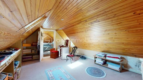 Située entre Limoges et Brive-la-Gaillarde, à proximité de la A20 (5 minutes ) et à seulement 20 minutes de Brive-la-Gaillarde , cette superbe maison de maître au charme rare, dans l’esprit d’un petit manoir, bénéficie d’un emplacement privilégié au cœur de la Corrèze.

Nichée dans un magnifique parc arboré de 4671 m², la propriété offre un cadre de vie paisible et élégant.

La maison principale comprend une belle cuisine contemporaine avec accès terrasse, un salon chaleureux, 6 chambres, une salle de bain, ainsi qu’un grenier entièrement aménagé en bureau. Une cave entièrement rénovée, une buanderie et un garage rt son gîte complètent l’ensemble.

Une dépendance habitable de type gîte apporte un véritable potentiel supplémentaire pour accueillir famille, amis ou développer une activité touristique.

Les volumes, les parquets anciens, les boiseries, les matériaux de qualité et la décoration raffinée confèrent à cette demeure une atmosphère unique mêlant authenticité et confort contemporain.

Le parc, intime et verdoyant, invite à la détente dans un environnement privilégié.

Un bien de caractère rare sur le secteur, idéal en résidence principale, maison familiale ou projet d’accueil haut de gamme.

Possibilité de visite virtuelle en 3D sur demande au 06 20 13 11 01
