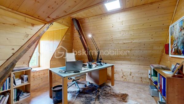 Située entre Limoges et Brive-la-Gaillarde, à proximité de la A20 (5 minutes ) et à seulement 20 minutes de Brive-la-Gaillarde , cette superbe maison de maître au charme rare, dans l’esprit d’un petit manoir, bénéficie d’un emplacement privilégié au cœur de la Corrèze.

Nichée dans un magnifique parc arboré de 4671 m², la propriété offre un cadre de vie paisible et élégant.

La maison principale comprend une belle cuisine contemporaine avec accès terrasse, un salon chaleureux, 6 chambres, une salle de bain, ainsi qu’un grenier entièrement aménagé en bureau. Une cave entièrement rénovée, une buanderie et un garage rt son gîte complètent l’ensemble.

Une dépendance habitable de type gîte apporte un véritable potentiel supplémentaire pour accueillir famille, amis ou développer une activité touristique.

Les volumes, les parquets anciens, les boiseries, les matériaux de qualité et la décoration raffinée confèrent à cette demeure une atmosphère unique mêlant authenticité et confort contemporain.

Le parc, intime et verdoyant, invite à la détente dans un environnement privilégié.

Un bien de caractère rare sur le secteur, idéal en résidence principale, maison familiale ou projet d’accueil haut de gamme.

Possibilité de visite virtuelle en 3D sur demande au 06 20 13 11 01
