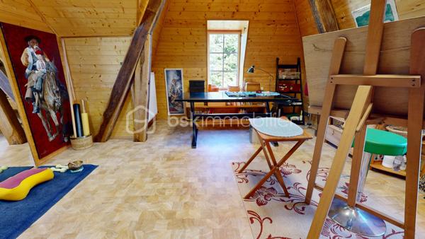 Située entre Limoges et Brive-la-Gaillarde, à proximité de la A20 (5 minutes ) et à seulement 20 minutes de Brive-la-Gaillarde , cette superbe maison de maître au charme rare, dans l’esprit d’un petit manoir, bénéficie d’un emplacement privilégié au cœur de la Corrèze.

Nichée dans un magnifique parc arboré de 4671 m², la propriété offre un cadre de vie paisible et élégant.

La maison principale comprend une belle cuisine contemporaine avec accès terrasse, un salon chaleureux, 6 chambres, une salle de bain, ainsi qu’un grenier entièrement aménagé en bureau. Une cave entièrement rénovée, une buanderie et un garage rt son gîte complètent l’ensemble.

Une dépendance habitable de type gîte apporte un véritable potentiel supplémentaire pour accueillir famille, amis ou développer une activité touristique.

Les volumes, les parquets anciens, les boiseries, les matériaux de qualité et la décoration raffinée confèrent à cette demeure une atmosphère unique mêlant authenticité et confort contemporain.

Le parc, intime et verdoyant, invite à la détente dans un environnement privilégié.

Un bien de caractère rare sur le secteur, idéal en résidence principale, maison familiale ou projet d’accueil haut de gamme.

Possibilité de visite virtuelle en 3D sur demande au 06 20 13 11 01