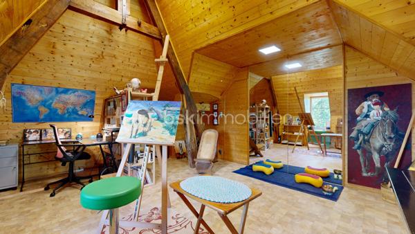 Située entre Limoges et Brive-la-Gaillarde, à proximité de la A20 (5 minutes ) et à seulement 20 minutes de Brive-la-Gaillarde , cette superbe maison de maître au charme rare, dans l’esprit d’un petit manoir, bénéficie d’un emplacement privilégié au cœur de la Corrèze.

Nichée dans un magnifique parc arboré de 4671 m², la propriété offre un cadre de vie paisible et élégant.

La maison principale comprend une belle cuisine contemporaine avec accès terrasse, un salon chaleureux, 6 chambres, une salle de bain, ainsi qu’un grenier entièrement aménagé en bureau. Une cave entièrement rénovée, une buanderie et un garage rt son gîte complètent l’ensemble.

Une dépendance habitable de type gîte apporte un véritable potentiel supplémentaire pour accueillir famille, amis ou développer une activité touristique.

Les volumes, les parquets anciens, les boiseries, les matériaux de qualité et la décoration raffinée confèrent à cette demeure une atmosphère unique mêlant authenticité et confort contemporain.

Le parc, intime et verdoyant, invite à la détente dans un environnement privilégié.

Un bien de caractère rare sur le secteur, idéal en résidence principale, maison familiale ou projet d’accueil haut de gamme.

Possibilité de visite virtuelle en 3D sur demande au 06 20 13 11 01