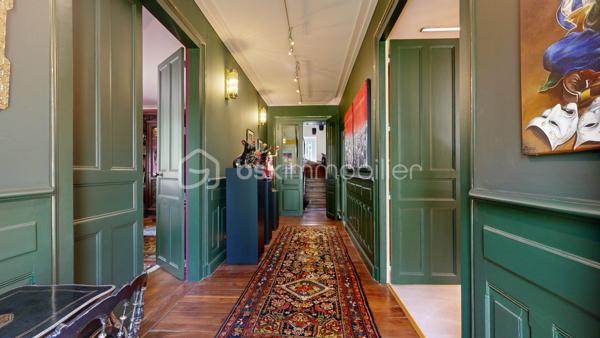 Située entre Limoges et Brive-la-Gaillarde, à proximité de la A20 (5 minutes ) et à seulement 20 minutes de Brive-la-Gaillarde , cette superbe maison de maître au charme rare, dans l’esprit d’un petit manoir, bénéficie d’un emplacement privilégié au cœur de la Corrèze.

Nichée dans un magnifique parc arboré de 4671 m², la propriété offre un cadre de vie paisible et élégant.

La maison principale comprend une belle cuisine contemporaine avec accès terrasse, un salon chaleureux, 6 chambres, une salle de bain, ainsi qu’un grenier entièrement aménagé en bureau. Une cave entièrement rénovée, une buanderie et un garage rt son gîte complètent l’ensemble.

Une dépendance habitable de type gîte apporte un véritable potentiel supplémentaire pour accueillir famille, amis ou développer une activité touristique.

Les volumes, les parquets anciens, les boiseries, les matériaux de qualité et la décoration raffinée confèrent à cette demeure une atmosphère unique mêlant authenticité et confort contemporain.

Le parc, intime et verdoyant, invite à la détente dans un environnement privilégié.

Un bien de caractère rare sur le secteur, idéal en résidence principale, maison familiale ou projet d’accueil haut de gamme.

Possibilité de visite virtuelle en 3D sur demande au 06 20 13 11 01