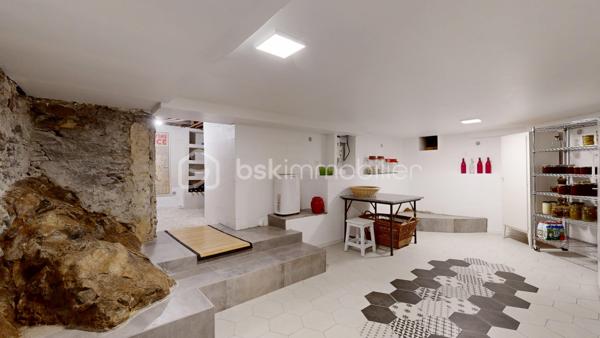 Située entre Limoges et Brive-la-Gaillarde, à proximité de la A20 (5 minutes ) et à seulement 20 minutes de Brive-la-Gaillarde , cette superbe maison de maître au charme rare, dans l’esprit d’un petit manoir, bénéficie d’un emplacement privilégié au cœur de la Corrèze.

Nichée dans un magnifique parc arboré de 4671 m², la propriété offre un cadre de vie paisible et élégant.

La maison principale comprend une belle cuisine contemporaine avec accès terrasse, un salon chaleureux, 6 chambres, une salle de bain, ainsi qu’un grenier entièrement aménagé en bureau. Une cave entièrement rénovée, une buanderie et un garage rt son gîte complètent l’ensemble.

Une dépendance habitable de type gîte apporte un véritable potentiel supplémentaire pour accueillir famille, amis ou développer une activité touristique.

Les volumes, les parquets anciens, les boiseries, les matériaux de qualité et la décoration raffinée confèrent à cette demeure une atmosphère unique mêlant authenticité et confort contemporain.

Le parc, intime et verdoyant, invite à la détente dans un environnement privilégié.

Un bien de caractère rare sur le secteur, idéal en résidence principale, maison familiale ou projet d’accueil haut de gamme.

Possibilité de visite virtuelle en 3D sur demande au 06 20 13 11 01