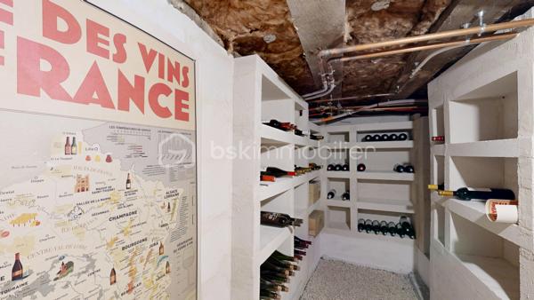 Située entre Limoges et Brive-la-Gaillarde, à proximité de la A20 (5 minutes ) et à seulement 20 minutes de Brive-la-Gaillarde , cette superbe maison de maître au charme rare, dans l’esprit d’un petit manoir, bénéficie d’un emplacement privilégié au cœur de la Corrèze.

Nichée dans un magnifique parc arboré de 4671 m², la propriété offre un cadre de vie paisible et élégant.

La maison principale comprend une belle cuisine contemporaine avec accès terrasse, un salon chaleureux, 6 chambres, une salle de bain, ainsi qu’un grenier entièrement aménagé en bureau. Une cave entièrement rénovée, une buanderie et un garage rt son gîte complètent l’ensemble.

Une dépendance habitable de type gîte apporte un véritable potentiel supplémentaire pour accueillir famille, amis ou développer une activité touristique.

Les volumes, les parquets anciens, les boiseries, les matériaux de qualité et la décoration raffinée confèrent à cette demeure une atmosphère unique mêlant authenticité et confort contemporain.

Le parc, intime et verdoyant, invite à la détente dans un environnement privilégié.

Un bien de caractère rare sur le secteur, idéal en résidence principale, maison familiale ou projet d’accueil haut de gamme.

Possibilité de visite virtuelle en 3D sur demande au 06 20 13 11 01