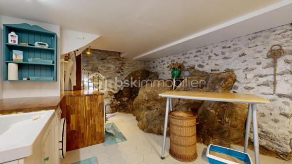 Située entre Limoges et Brive-la-Gaillarde, à proximité de la A20 (5 minutes ) et à seulement 20 minutes de Brive-la-Gaillarde , cette superbe maison de maître au charme rare, dans l’esprit d’un petit manoir, bénéficie d’un emplacement privilégié au cœur de la Corrèze.

Nichée dans un magnifique parc arboré de 4671 m², la propriété offre un cadre de vie paisible et élégant.

La maison principale comprend une belle cuisine contemporaine avec accès terrasse, un salon chaleureux, 6 chambres, une salle de bain, ainsi qu’un grenier entièrement aménagé en bureau. Une cave entièrement rénovée, une buanderie et un garage rt son gîte complètent l’ensemble.

Une dépendance habitable de type gîte apporte un véritable potentiel supplémentaire pour accueillir famille, amis ou développer une activité touristique.

Les volumes, les parquets anciens, les boiseries, les matériaux de qualité et la décoration raffinée confèrent à cette demeure une atmosphère unique mêlant authenticité et confort contemporain.

Le parc, intime et verdoyant, invite à la détente dans un environnement privilégié.

Un bien de caractère rare sur le secteur, idéal en résidence principale, maison familiale ou projet d’accueil haut de gamme.

Possibilité de visite virtuelle en 3D sur demande au 06 20 13 11 01