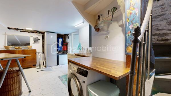 Située entre Limoges et Brive-la-Gaillarde, à proximité de la A20 (5 minutes ) et à seulement 20 minutes de Brive-la-Gaillarde , cette superbe maison de maître au charme rare, dans l’esprit d’un petit manoir, bénéficie d’un emplacement privilégié au cœur de la Corrèze.

Nichée dans un magnifique parc arboré de 4671 m², la propriété offre un cadre de vie paisible et élégant.

La maison principale comprend une belle cuisine contemporaine avec accès terrasse, un salon chaleureux, 6 chambres, une salle de bain, ainsi qu’un grenier entièrement aménagé en bureau. Une cave entièrement rénovée, une buanderie et un garage rt son gîte complètent l’ensemble.

Une dépendance habitable de type gîte apporte un véritable potentiel supplémentaire pour accueillir famille, amis ou développer une activité touristique.

Les volumes, les parquets anciens, les boiseries, les matériaux de qualité et la décoration raffinée confèrent à cette demeure une atmosphère unique mêlant authenticité et confort contemporain.

Le parc, intime et verdoyant, invite à la détente dans un environnement privilégié.

Un bien de caractère rare sur le secteur, idéal en résidence principale, maison familiale ou projet d’accueil haut de gamme.

Possibilité de visite virtuelle en 3D sur demande au 06 20 13 11 01