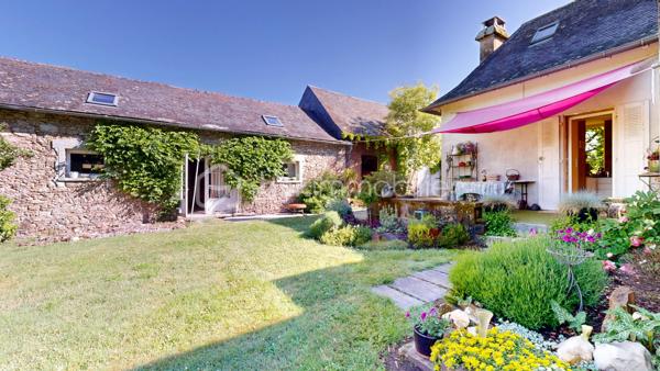 Située entre Limoges et Brive-la-Gaillarde, à proximité de la A20 (5 minutes ) et à seulement 20 minutes de Brive-la-Gaillarde , cette superbe maison de maître au charme rare, dans l’esprit d’un petit manoir, bénéficie d’un emplacement privilégié au cœur de la Corrèze.

Nichée dans un magnifique parc arboré de 4671 m², la propriété offre un cadre de vie paisible et élégant.

La maison principale comprend une belle cuisine contemporaine avec accès terrasse, un salon chaleureux, 6 chambres, une salle de bain, ainsi qu’un grenier entièrement aménagé en bureau. Une cave entièrement rénovée, une buanderie et un garage rt son gîte complètent l’ensemble.

Une dépendance habitable de type gîte apporte un véritable potentiel supplémentaire pour accueillir famille, amis ou développer une activité touristique.

Les volumes, les parquets anciens, les boiseries, les matériaux de qualité et la décoration raffinée confèrent à cette demeure une atmosphère unique mêlant authenticité et confort contemporain.

Le parc, intime et verdoyant, invite à la détente dans un environnement privilégié.

Un bien de caractère rare sur le secteur, idéal en résidence principale, maison familiale ou projet d’accueil haut de gamme.

Possibilité de visite virtuelle en 3D sur demande au 06 20 13 11 01