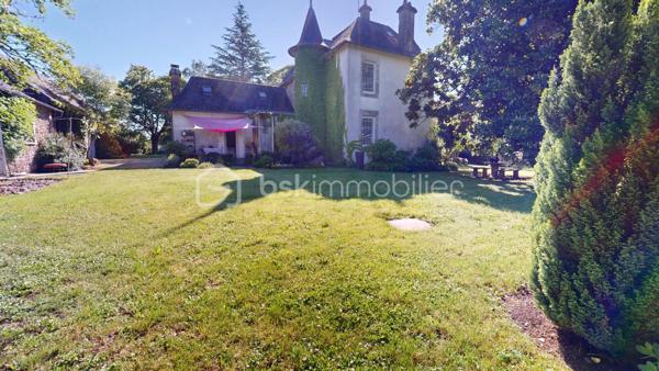 Située entre Limoges et Brive-la-Gaillarde, à proximité de la A20 (5 minutes ) et à seulement 20 minutes de Brive-la-Gaillarde , cette superbe maison de maître au charme rare, dans l’esprit d’un petit manoir, bénéficie d’un emplacement privilégié au cœur de la Corrèze.

Nichée dans un magnifique parc arboré de 4671 m², la propriété offre un cadre de vie paisible et élégant.

La maison principale comprend une belle cuisine contemporaine avec accès terrasse, un salon chaleureux, 6 chambres, une salle de bain, ainsi qu’un grenier entièrement aménagé en bureau. Une cave entièrement rénovée, une buanderie et un garage rt son gîte complètent l’ensemble.

Une dépendance habitable de type gîte apporte un véritable potentiel supplémentaire pour accueillir famille, amis ou développer une activité touristique.

Les volumes, les parquets anciens, les boiseries, les matériaux de qualité et la décoration raffinée confèrent à cette demeure une atmosphère unique mêlant authenticité et confort contemporain.

Le parc, intime et verdoyant, invite à la détente dans un environnement privilégié.

Un bien de caractère rare sur le secteur, idéal en résidence principale, maison familiale ou projet d’accueil haut de gamme.

Possibilité de visite virtuelle en 3D sur demande au 06 20 13 11 01