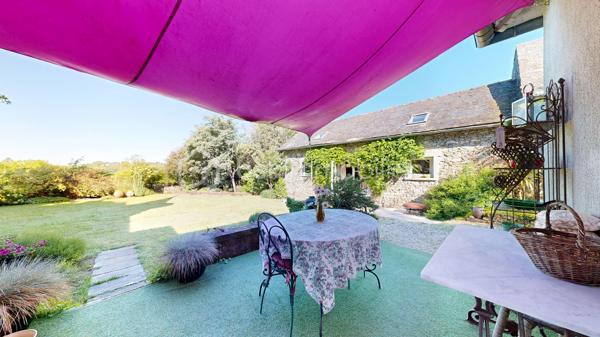 Située entre Limoges et Brive-la-Gaillarde, à proximité de la A20 (5 minutes ) et à seulement 20 minutes de Brive-la-Gaillarde , cette superbe maison de maître au charme rare, dans l’esprit d’un petit manoir, bénéficie d’un emplacement privilégié au cœur de la Corrèze.

Nichée dans un magnifique parc arboré de 4671 m², la propriété offre un cadre de vie paisible et élégant.

La maison principale comprend une belle cuisine contemporaine avec accès terrasse, un salon chaleureux, 6 chambres, une salle de bain, ainsi qu’un grenier entièrement aménagé en bureau. Une cave entièrement rénovée, une buanderie et un garage rt son gîte complètent l’ensemble.

Une dépendance habitable de type gîte apporte un véritable potentiel supplémentaire pour accueillir famille, amis ou développer une activité touristique.

Les volumes, les parquets anciens, les boiseries, les matériaux de qualité et la décoration raffinée confèrent à cette demeure une atmosphère unique mêlant authenticité et confort contemporain.

Le parc, intime et verdoyant, invite à la détente dans un environnement privilégié.

Un bien de caractère rare sur le secteur, idéal en résidence principale, maison familiale ou projet d’accueil haut de gamme.

Possibilité de visite virtuelle en 3D sur demande au 06 20 13 11 01